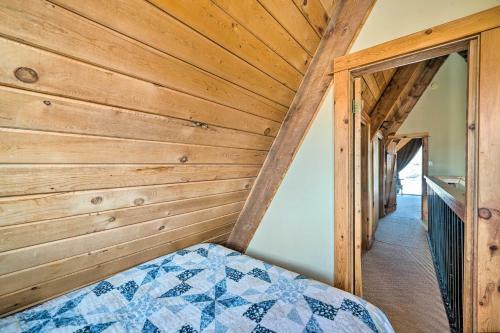 Unique Cabin With Indoor Pool And Mountain Views!