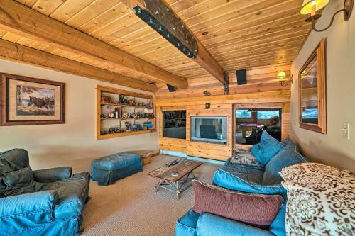 Unique Cabin With Indoor Pool And Mountain Views!