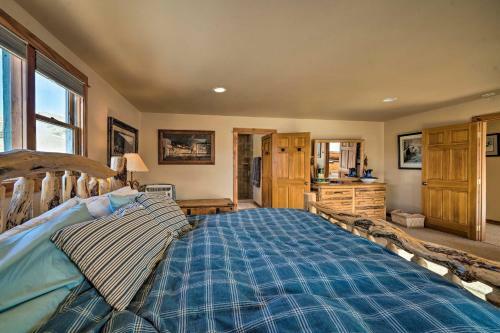 Unique Cabin With Indoor Pool And Mountain Views!