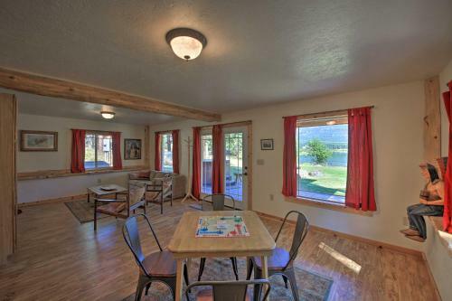 Scenic Riverfront Retreat With Hot Tub And Kayaks