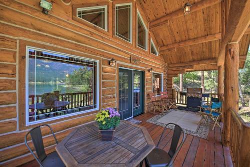 Scenic Riverfront Retreat With Hot Tub And Kayaks