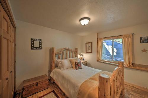 Scenic Riverfront Retreat With Hot Tub And Kayaks