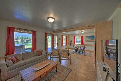Scenic Riverfront Retreat With Hot Tub And Kayaks