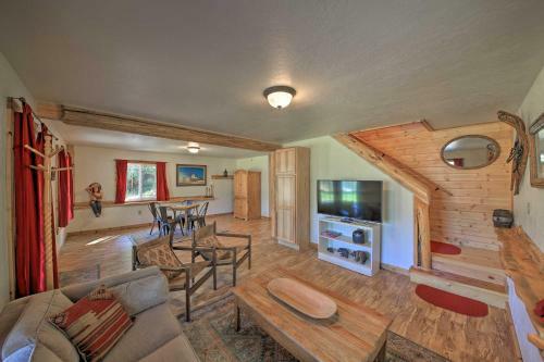Scenic Riverfront Retreat With Hot Tub And Kayaks