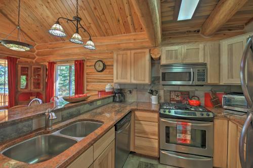 Scenic Riverfront Retreat With Hot Tub And Kayaks
