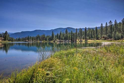 Scenic Riverfront Retreat With Hot Tub And Kayaks