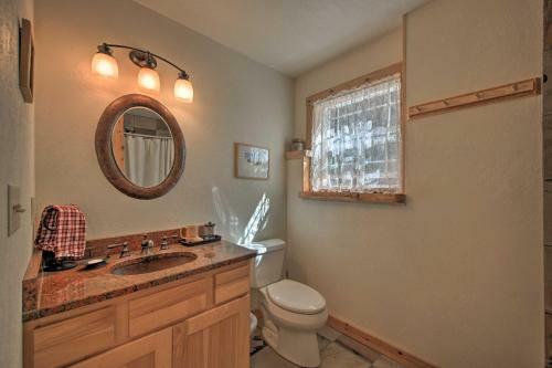 Scenic Riverfront Retreat With Hot Tub And Kayaks