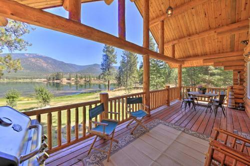 Scenic Riverfront Retreat With Hot Tub And Kayaks