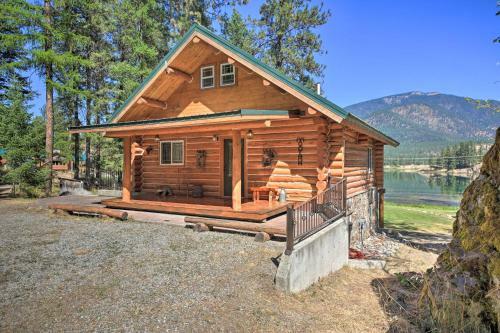 Scenic Riverfront Retreat With Hot Tub And Kayaks