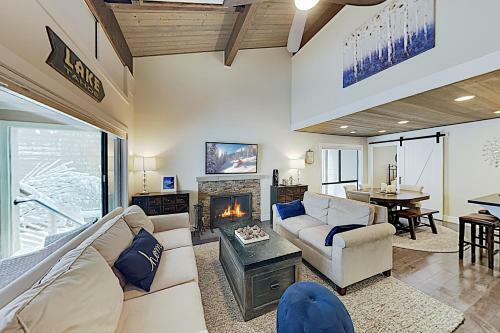 Stylish Forest Pines Beach & Ski Getaway Townhouse