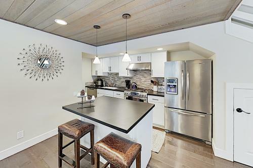 Stylish Forest Pines Beach & Ski Getaway Townhouse