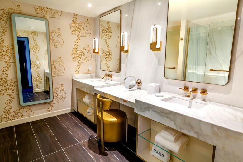 Hotel Circa Resort & Casino - Adults Only