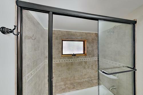 Immaculate Forest Home With Hot Tub - No Pets Home
