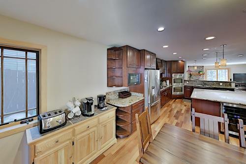 Immaculate Forest Home With Hot Tub - No Pets Home