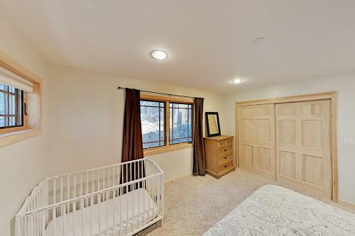 Immaculate Forest Home With Hot Tub - No Pets Home