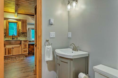 Cozy White Mountain Home - 5 Mins To Attitash Mtn!