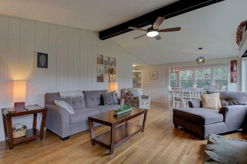 Great Location. Sleeps 10. Hot Tub. Updated