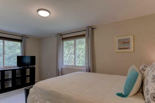 Great Location. Sleeps 10. Hot Tub. Updated
