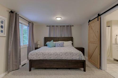 Great Location. Sleeps 10. Hot Tub. Updated