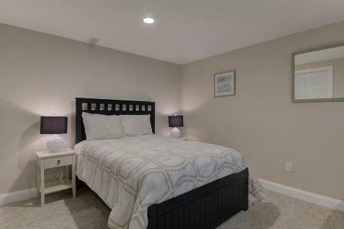 Great Location. Sleeps 10. Hot Tub. Updated