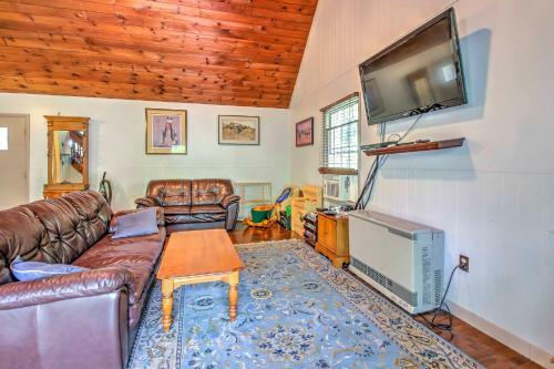 Rustic Intervale Hideaway With Deck And Wooded Views!