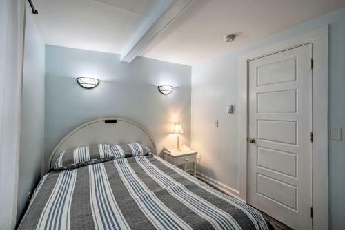 Ocean-view Apartment - Walk To Cafes And Beach!