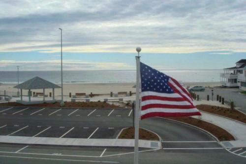 Ocean-view Apartment - Walk To Cafes And Beach!