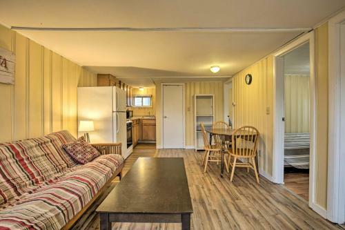 Apartamento Oceanside Retreat With Patio - Steps To Beach!