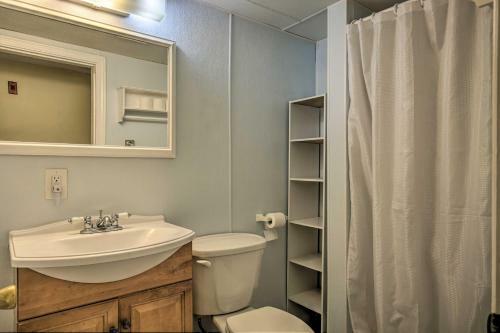 Apartamento Airy Coastal Getaway - Walk To Hampton Beach!