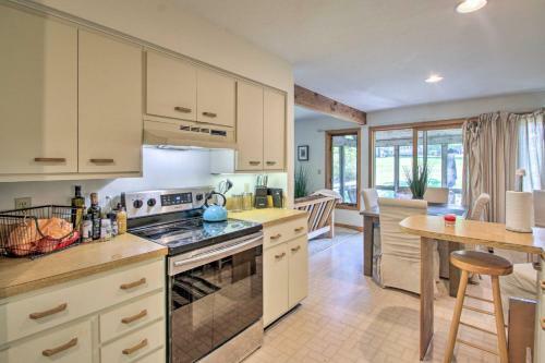 Bright Getaway With Lake Access - Near Gunstock