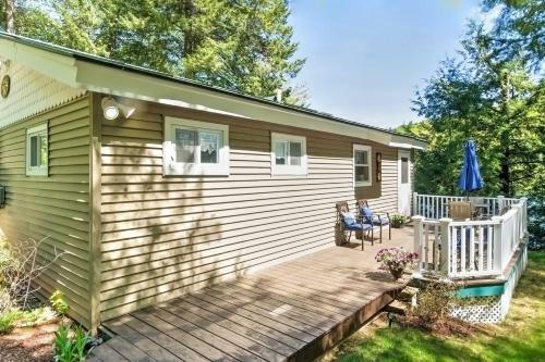 Breathtaking Newbury Cottage With Deck On Chalk Pond