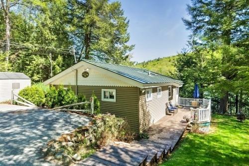 Breathtaking Newbury Cottage With Deck On Chalk Pond