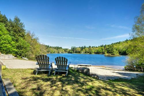 Breathtaking Newbury Cottage With Deck On Chalk Pond