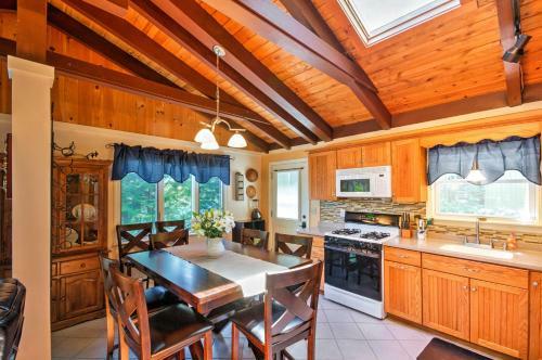 Breathtaking Newbury Cottage With Deck On Chalk Pond