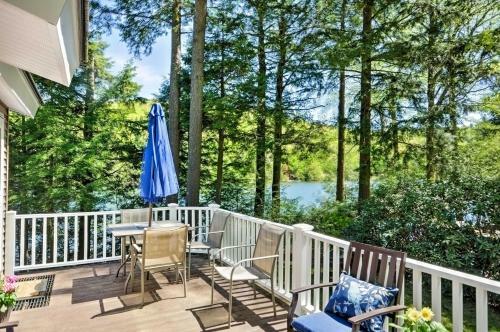 Breathtaking Newbury Cottage With Deck On Chalk Pond