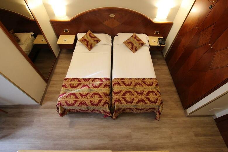 Mokinba Hotels King