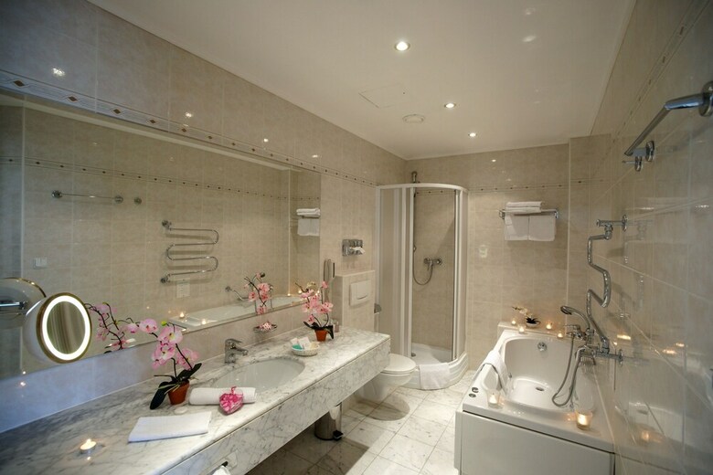 Hotel Ambassador-zlat� Husa