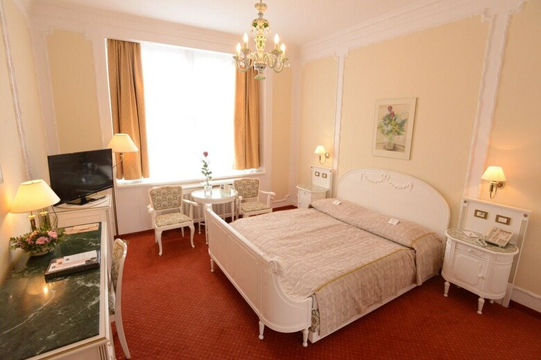 Hotel Ambassador-zlat� Husa