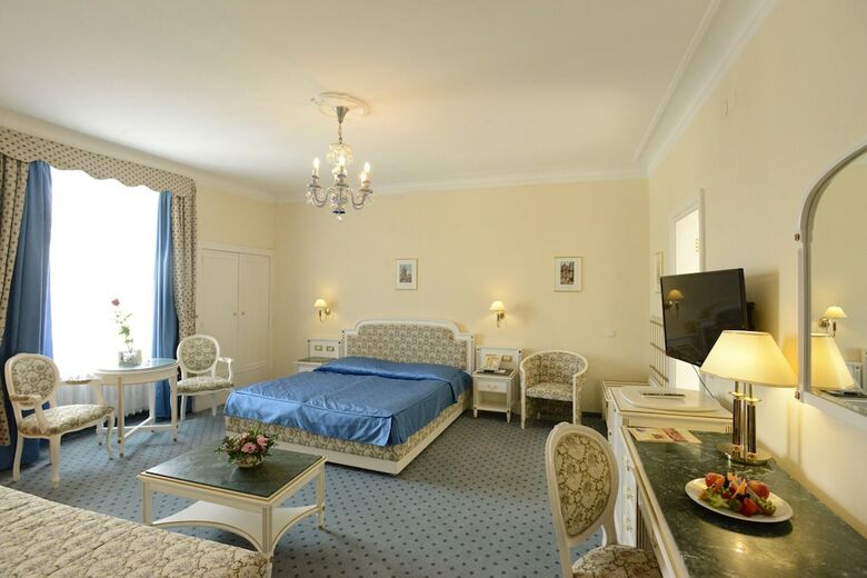 Hotel Ambassador-zlat� Husa