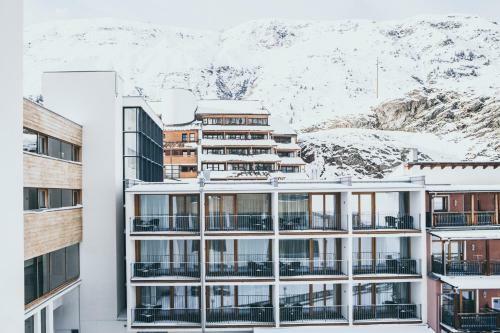 Hotel The Crystal