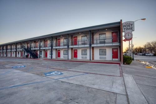 Hotel Post Time Inn