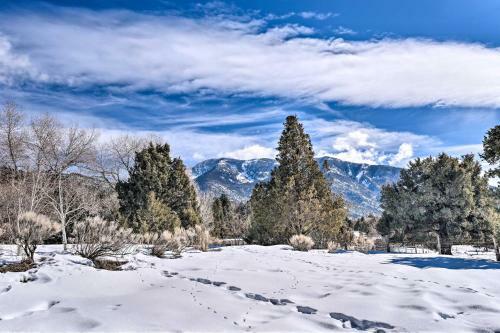 Eclectic Cabin With Kiva, 11 Mi To Taos Ski!