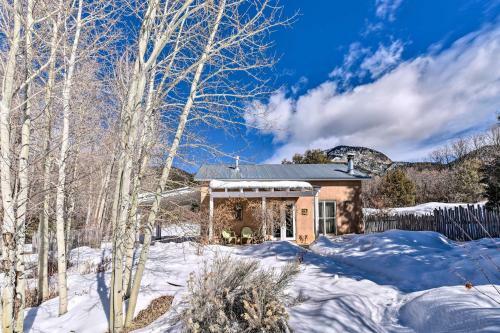 Eclectic Cabin With Kiva, 11 Mi To Taos Ski!