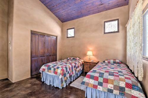 Eclectic Cabin With Kiva, 11 Mi To Taos Ski!