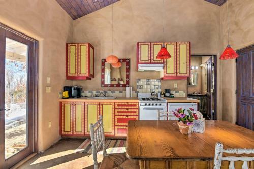 Eclectic Cabin With Kiva, 11 Mi To Taos Ski!