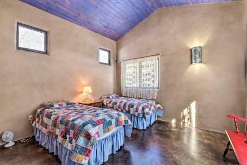 Eclectic Cabin With Kiva, 11 Mi To Taos Ski!