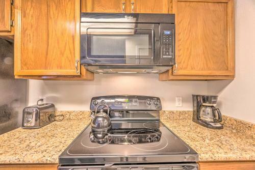 Apartamento Cozy Retreat With Deck - 2 5 Mi To Cedar Creek!