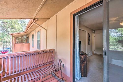 Apartamento Cozy Retreat With Deck - 2 5 Mi To Cedar Creek!