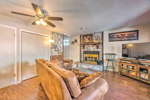 Apartamento Cozy Retreat With Deck - 2 5 Mi To Cedar Creek!