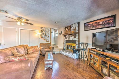 Apartamento Cozy Retreat With Deck - 2 5 Mi To Cedar Creek!